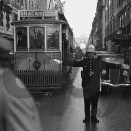 Sinaleiro a regularizar o Transito.
