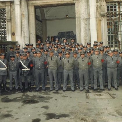 Foto de familia com com os novos agentes que concluiram a escola de transito